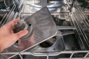 Descaling and cleaning the dishwasher